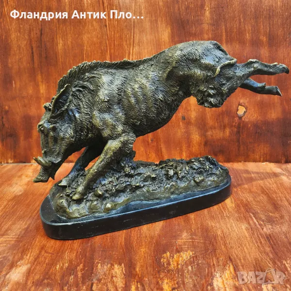 Бронзова скулптура на скачащ глиган върху мраморна основа, снимка 1