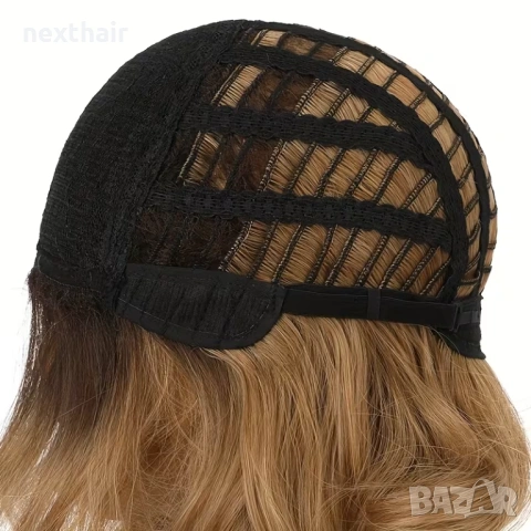 Модерна пшенично руса перука с тъмни корени - чуплива, асиметрична прическа, снимка 6 - Аксесоари за коса - 53728622