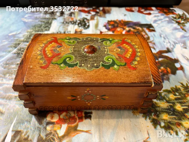 Стара дървена кутия 