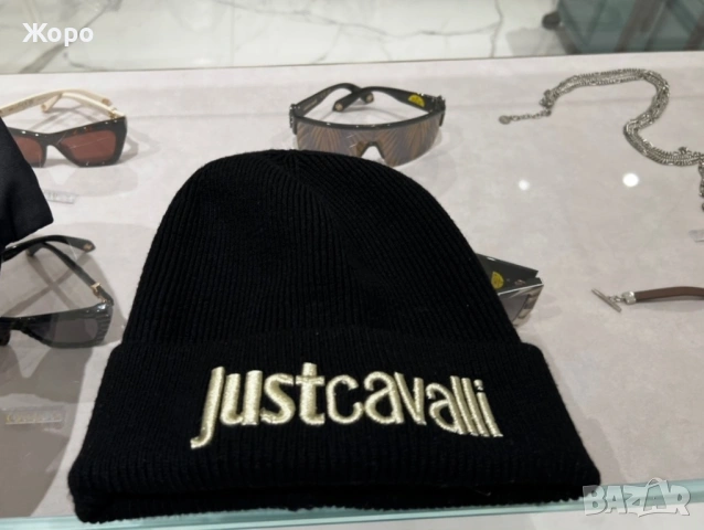 Оригинална Just Cavalli Черна Beanie Шапка – Златна Бродерия Лого – Нова с Етикети – Луксозен Дизайн, снимка 2 - Други - 53506723