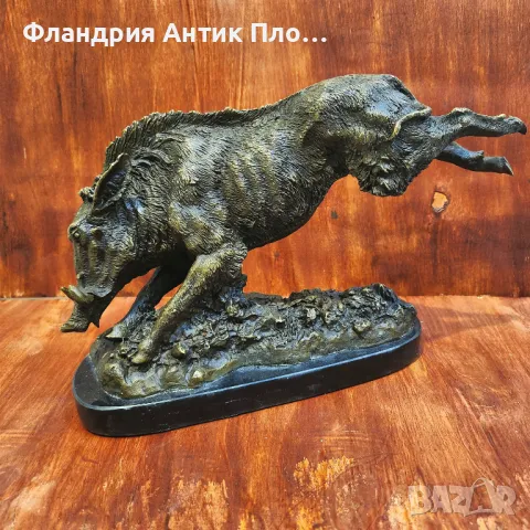 Бронзова скулптура на скачащ глиган върху мраморна основа