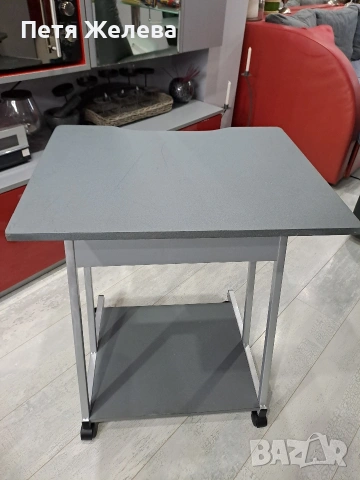 Компютърно бюро с колела и изтеглящ се плот, снимка 4 - Бюра - 53647927