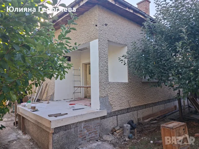 Продава се имот в с. Калище, обл. Перник, с равен двор от 940 кв.м и две масивни постройки – директн