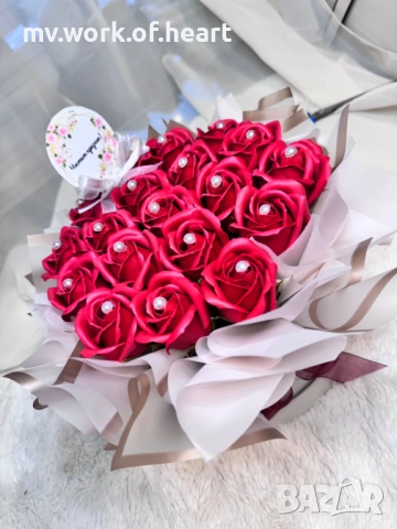 Кутия с рози за 8-Март 