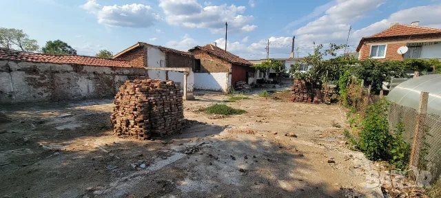 Подържан имот с излаз на две улици,2 имота в 1 със жилищни пристройки и складови помещения, снимка 12 - Къщи - 56085487