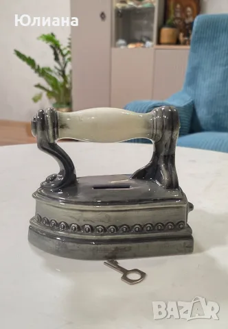 Порцеланова касичка Goebel (Западна Германия) с КЛЮЧ.