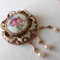  Дамска брошка перли и порцелан, снимка 1 - Антикварни и старинни предмети - 41376517