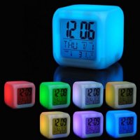 LED часовник със сменящи се 7 цвята - кубче, снимка 1 - Други - 35750999