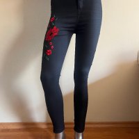 Дамски черни дънки - панталон с бродерия цветя !, снимка 1 - Дънки - 42044664