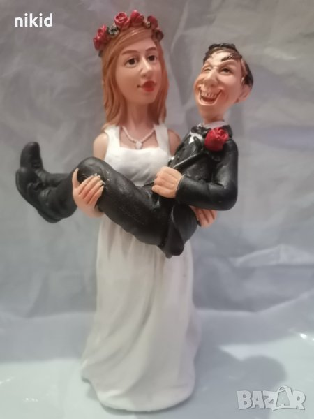 Младоженци булка с вдигнат мъж голяма фигурка връх украса за сватба сватбена торта топер, снимка 1
