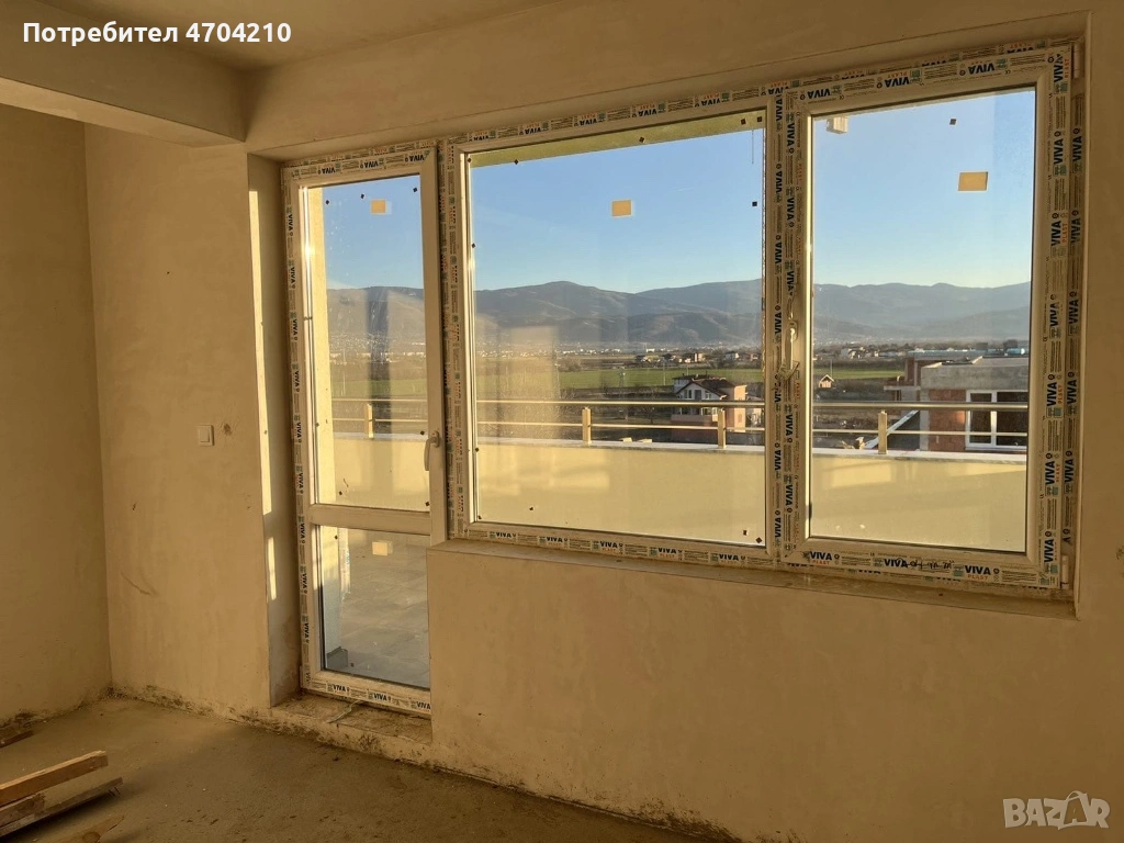 От собственик, продавам просторен тристаен апартамент на топ локация, снимка 1