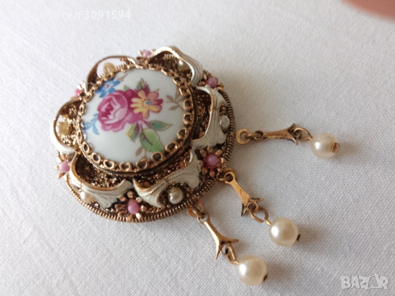  Дамска брошка перли и порцелан, снимка 1