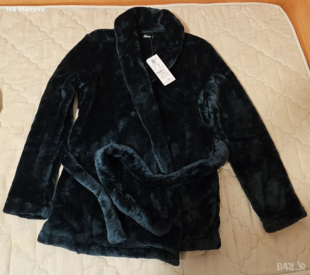 Мек къс халат от кадифе в синьо, с перфектна дължина за уютни моменти у дома., снимка 1