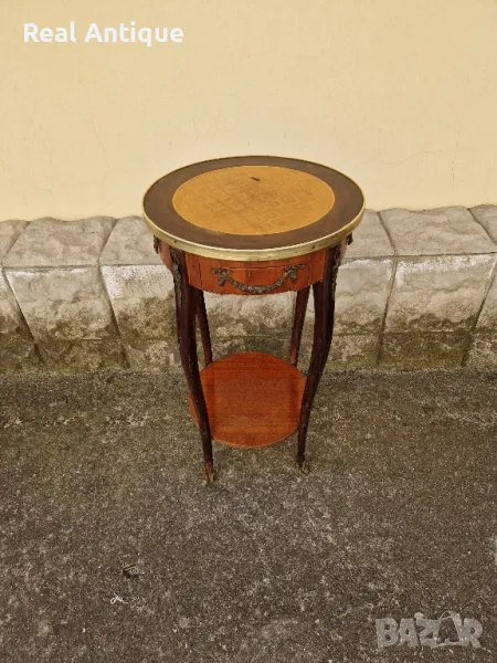 Чудесна антикварна френска дървена масичка с бронзов обков , снимка 1