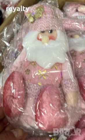 Плюшена играчка Дядо Коледа – седяща коледна декорация в сив или розов вариант, снимка 2 - Декорация за дома - 52285805