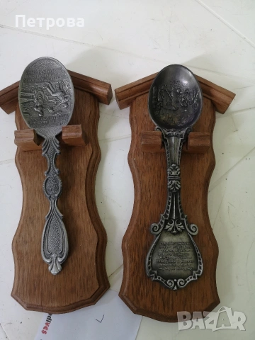 калаени лъжици върху дървена поставка 