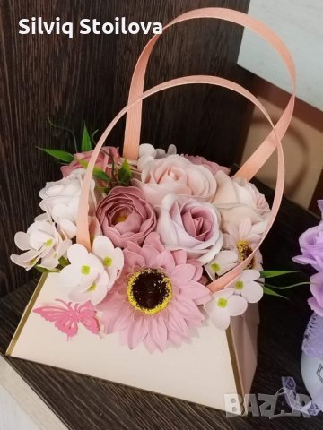 Невероятни свежи чанти👜 със сапунени цветя подходящи за учители и за вашите специални поводи🌸🍀🌸 , снимка 3 - Подаръци за жени - 41927023