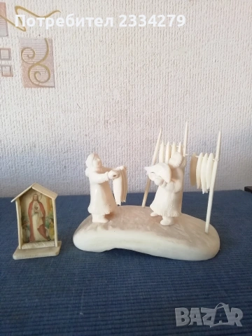 стари антични фигурални статуйки резба от кост. 