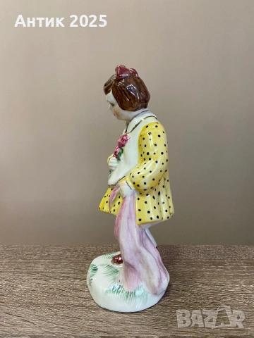 Винтидж порцеланова статуетка „Момиче с цветя“, СССР, снимка 3 - Антикварни и старинни предмети - 53237551