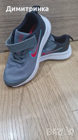 Маратонки Nike.