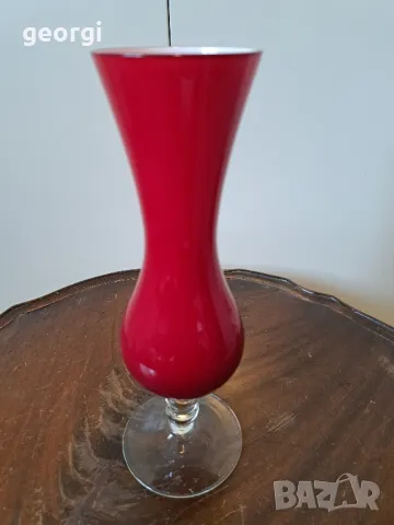 винтидж ваза от рубинено стъкло с прозрачен пиедестал     1/1, снимка 2 - Вази - 48813896