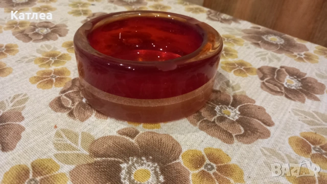 Пепелник червено стъкло