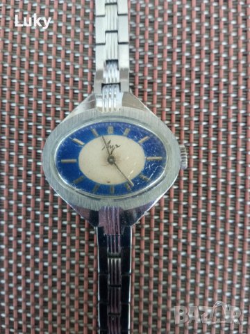 Продавам стар часовник-ЛУЧ(LUCH)-СССР.Работещ.Механичен.Дамски.