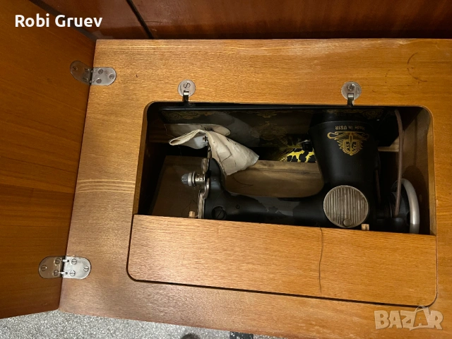 Оригинална крачна шевна машина Union в дървен шкаф, снимка 7 - Шевни машини - 53023897