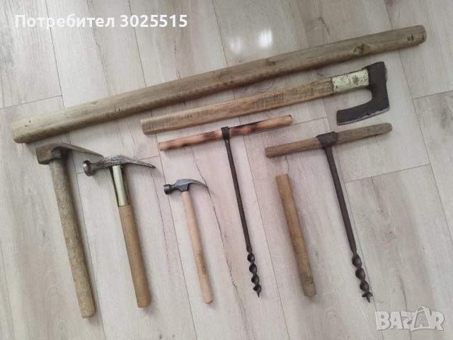 Стар автентичен свредел, дървен сап, чук, тесла