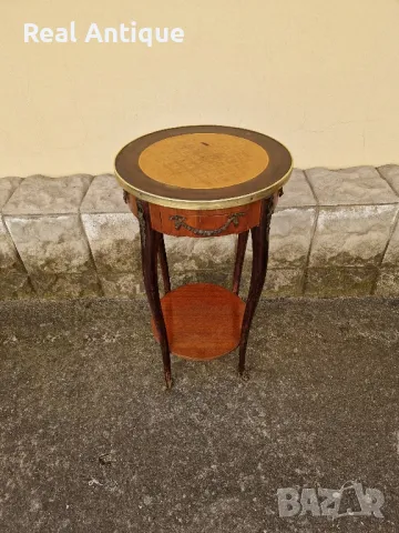 Чудесна антикварна френска дървена масичка с бронзов обков 