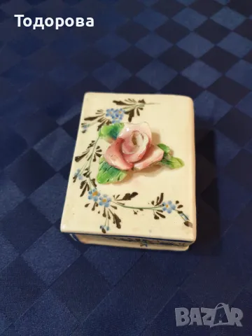 Порцеланова италианска кутийка за бижута с форма на книга., снимка 2 - Антикварни и старинни предмети - 49689101