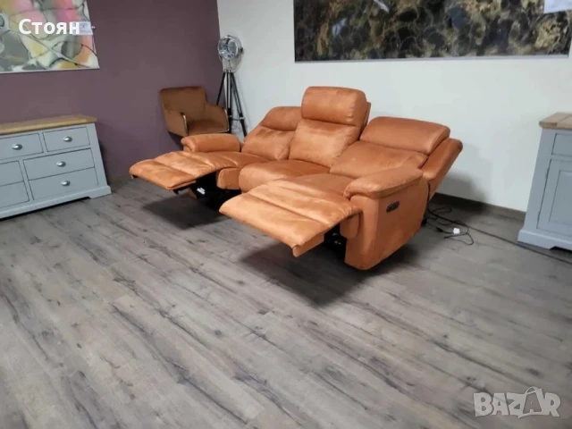 Оранжев диван от плат тройка "Gracie" с електрически релакс механизъм, снимка 9 - Дивани и мека мебел - 50648474