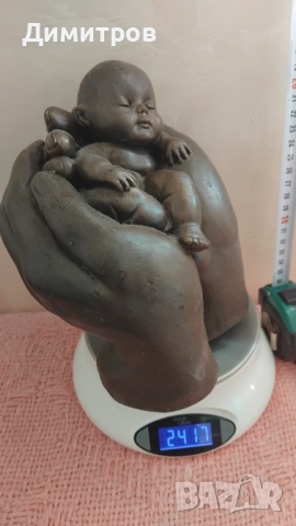 Авторска скулптура бебе във ръце, снимка 2 - Антикварни и старинни предмети - 52788778