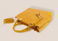 Дамска чанта с ефектна щампа от естествена кожа в цвят горчица, снимка 4
