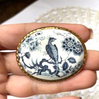 Красива голяма порцеланова брошка от Англия с птица, снимка 1 - Антикварни и старинни предмети - 44339986