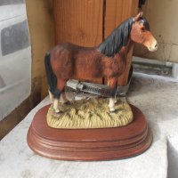 Страхотна колекционерска статуетка маркировка Leonardo Pony, снимка 1 - Антикварни и старинни предмети - 35948665