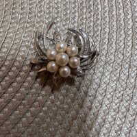 Дамска брошка с перли, снимка 1 - Колиета, медальони, синджири - 41818990