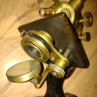 стар бронзов микроскоп , снимка 1 - Антикварни и старинни предмети - 39617550
