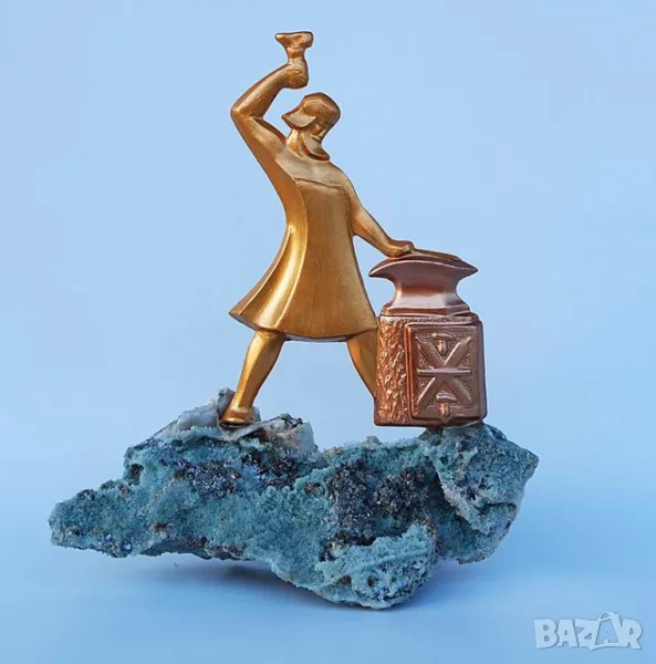 "Изковаване на мечове".  Размерите са: височина - 26см, основа - 23см, дебелина - 8см. Скулптурата, , снимка 1