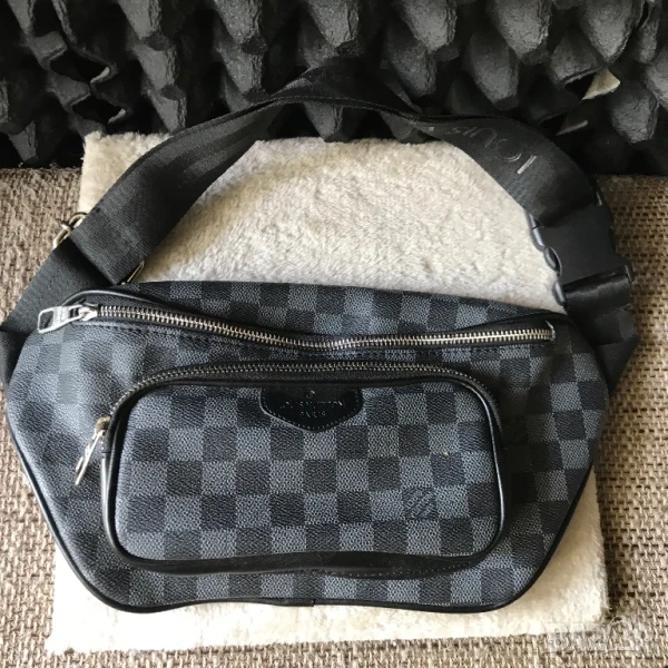 Louis Vuitton чанта за корем или гърди, снимка 1