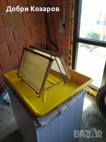 Комплект за разпечатване на пчелни пити – вана, стойка, цедка, вилици