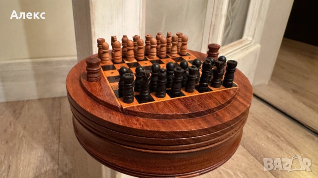 Старинен малък дървен шах.