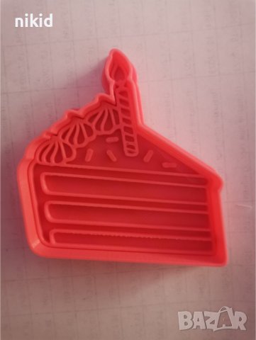 Парче резен торта със свещичка пластмасов резец форма фондан тесто бисквитки