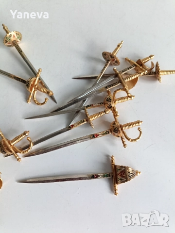 Vintage комплект месингови , коктейлни шишчета с форма на мечове от Толедо, Испания, със стойка , снимка 6 - Статуетки - 52484730