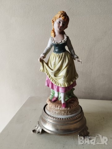 порцеланова статуетка