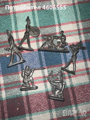 Метални фигури на войници.