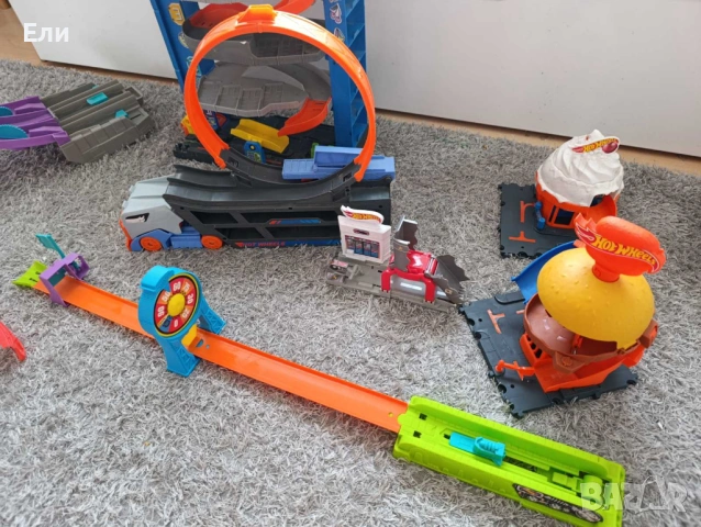 Детска писта Hot Wheels с аксесоари, снимка 7 - Коли, камиони, мотори, писти - 53520078