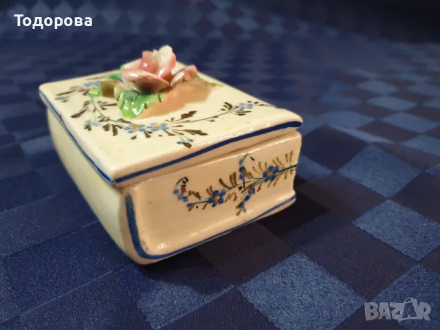 Порцеланова италианска кутийка за бижута с форма на книга., снимка 3 - Антикварни и старинни предмети - 49689101