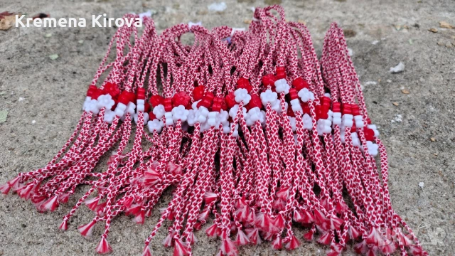 1000 броя мартеници със цветенца. Бижута Луди гъби. Мартеници на едро.