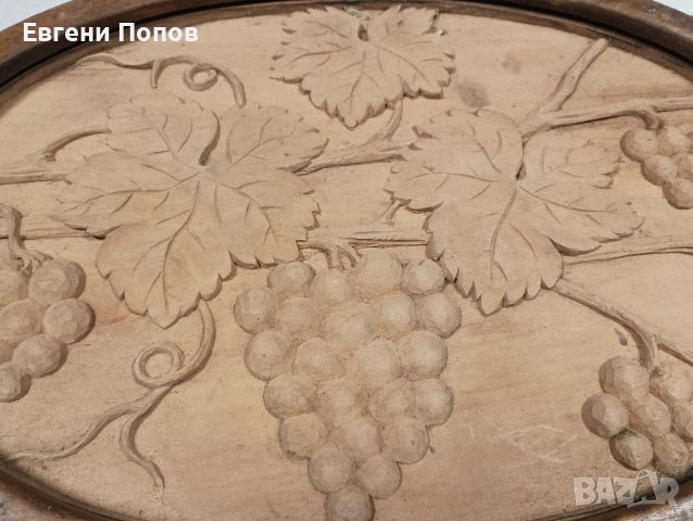 Продавам стар ръчно резбован поднос за колекция или декорация.